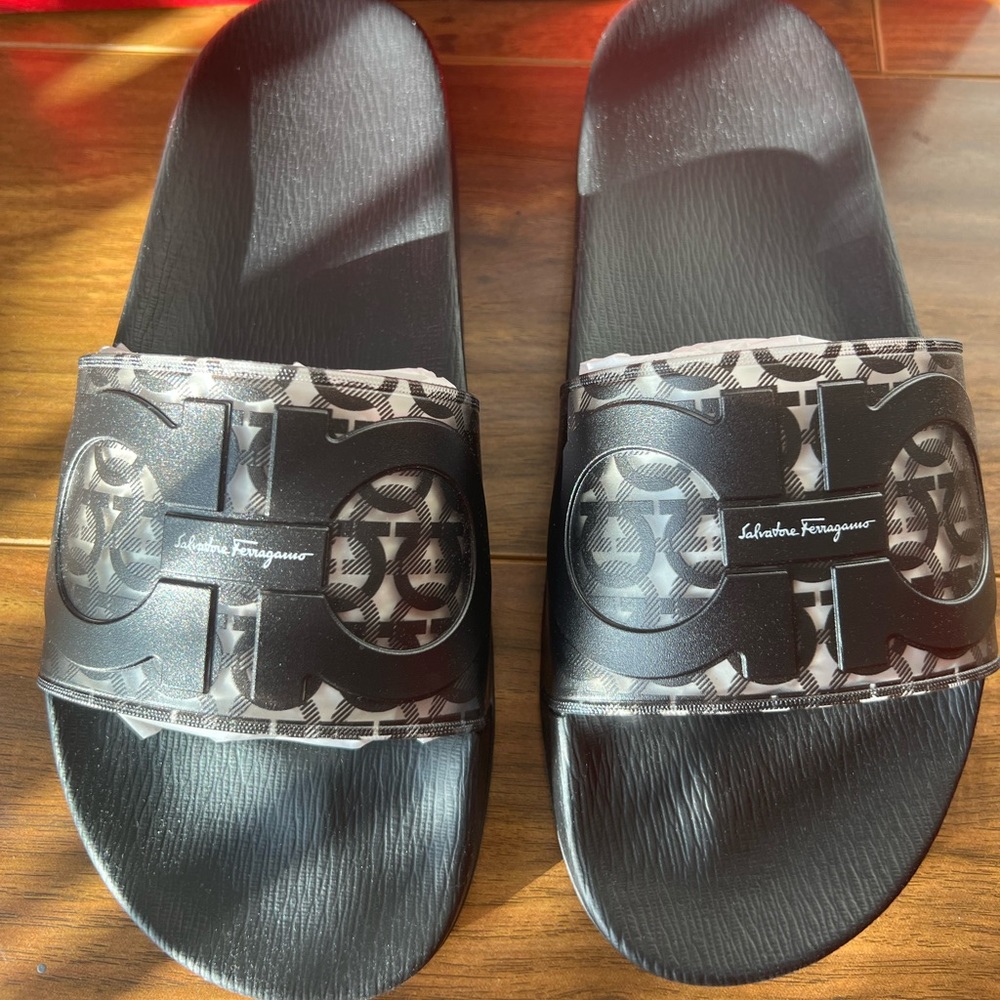 Selling brand new Ferragamo Men’s Gancini Groove 5 Signature Pool Slides Size 8